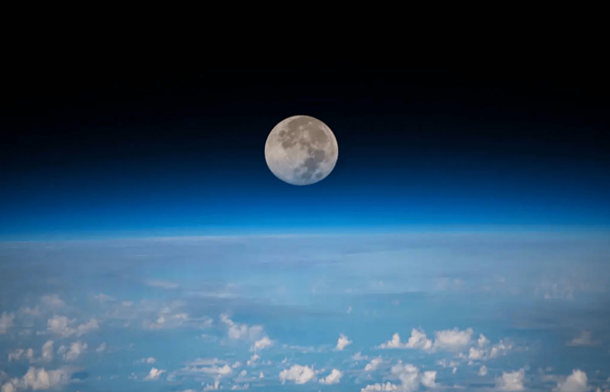 En esta imagen, se ve la luna llena mientras la Estación Espacial Internacional orbita a 409 kilómetros (254 millas) sobre el océano Pacífico al noreste de Guam.